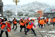 坚守岗位，奋战在雪海（雪中行走，扫雪工人的艰辛）