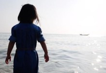 海滩探险记（一个充满惊喜的夏日海滩之旅）