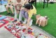校园跳蚤市场的故事（从垃圾到宝藏，流浪汉变身布商，找回失物的故事）