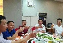 再见毕业生（他们毕业后走向不同的人生道路，但相聚的心永不变）