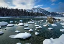 冬日漫步（一个人在雪中寻找一份温暖）