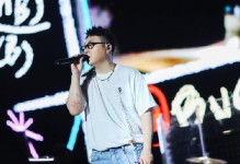 鼓舞人心的力量（坚强的少女在逆境中成长）